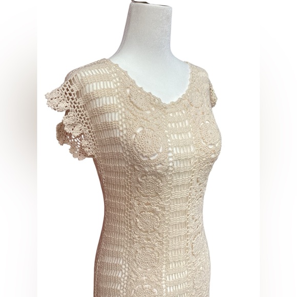 Beautiful Cream colored open weave Crocheted or embroidered Beach cover up - Picture 5 of 17